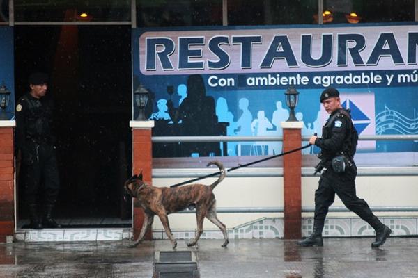 Varios negocios fueron allanados este viernes en Quetzaltenango, donde se logró capturar a dos. (Foto Prensa Libre: Carlos Ventura)