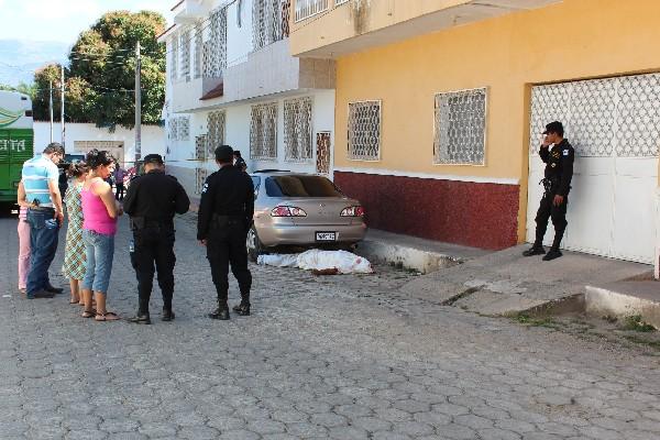 Familiares  lamentan la muerte  de Danilo Martínez, en la colonia Minerva,  de la zona 2   de la ciudad de Chiquimula.