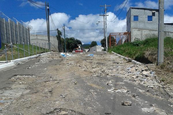 En la 4a. calle, entre 3a. y 4a. avenidas de San Cristóbal, zona 8 de Mixco, hay un tramo abandonado desde hace tres años.