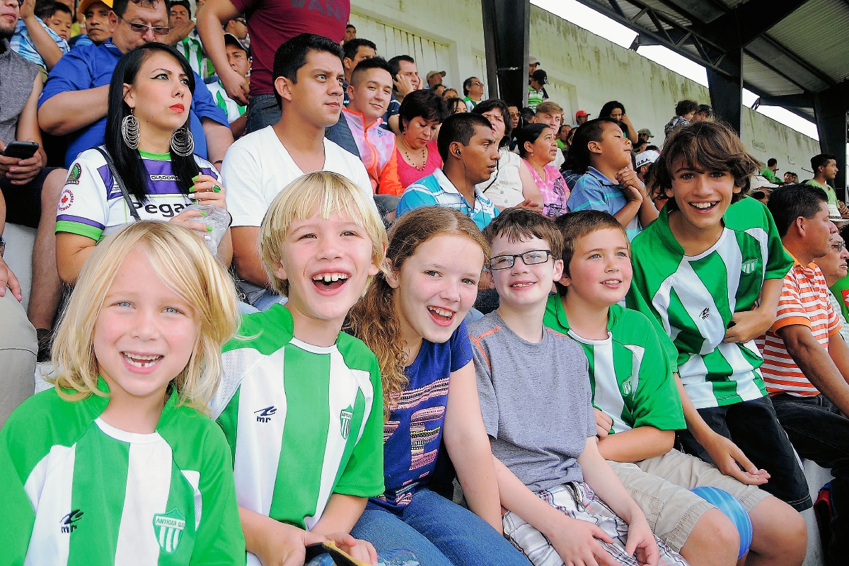 Los niños y jóvenes de otros países también han mostrado su cariño al equipo colonial. (Foto Prensa Libre: Carlos Vicente)