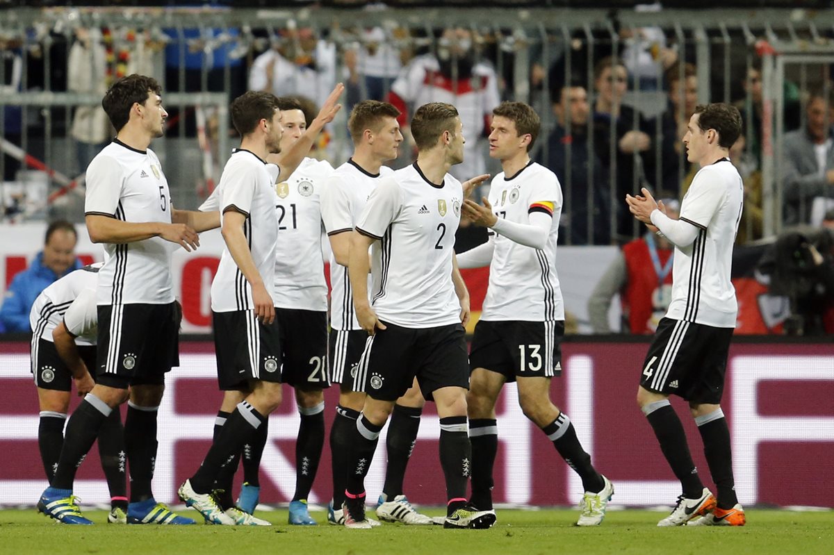 Jugadores de la selección de Alemania festejan el gol de Tony Kroos. (Foto Prensa Libre: AFP)