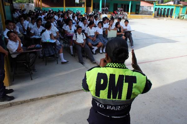 Ramírez instruye  a los estudiantes.