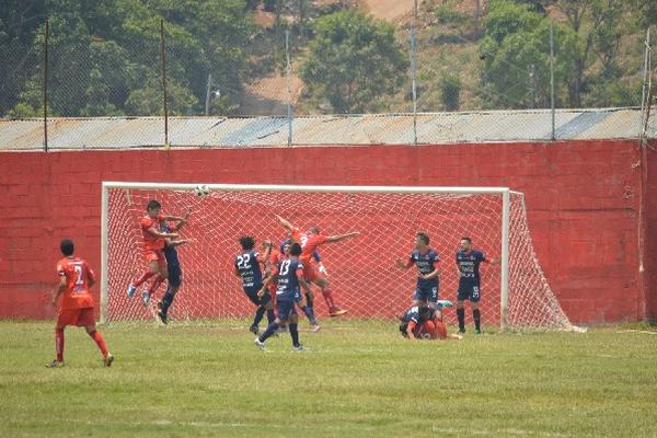 Godoy salta para pegarle de cabeza al balón y decretar el primer tanto para los locales. (Foto Prensa Libre: Edgar Domínguez)