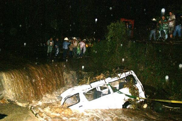 Corriente de río se  lleva automotor con 16 pasajeros.