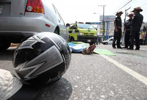 Bryan Calderón murió baleado  en el bulevar Los Próceres y 11 avenida,  zona 10, después de que un automovilista lo persiguiera y le disparara tras haberlo visto robar un celular.