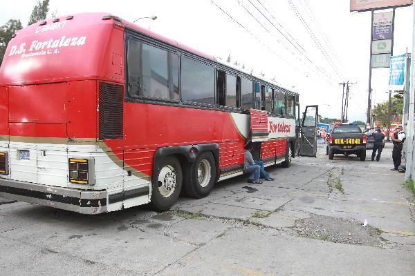 Desde  un vehículo le dispararon a piloto.