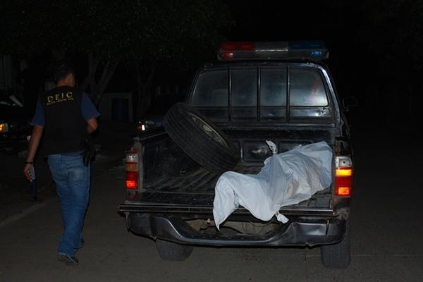 Un autopatrulla traslada a la morgue el cadáver de Jonathan Ignacio Palma, quien murió de forma violenta en Asunción Mita. (Foto Prensa Libre: Óscar González)