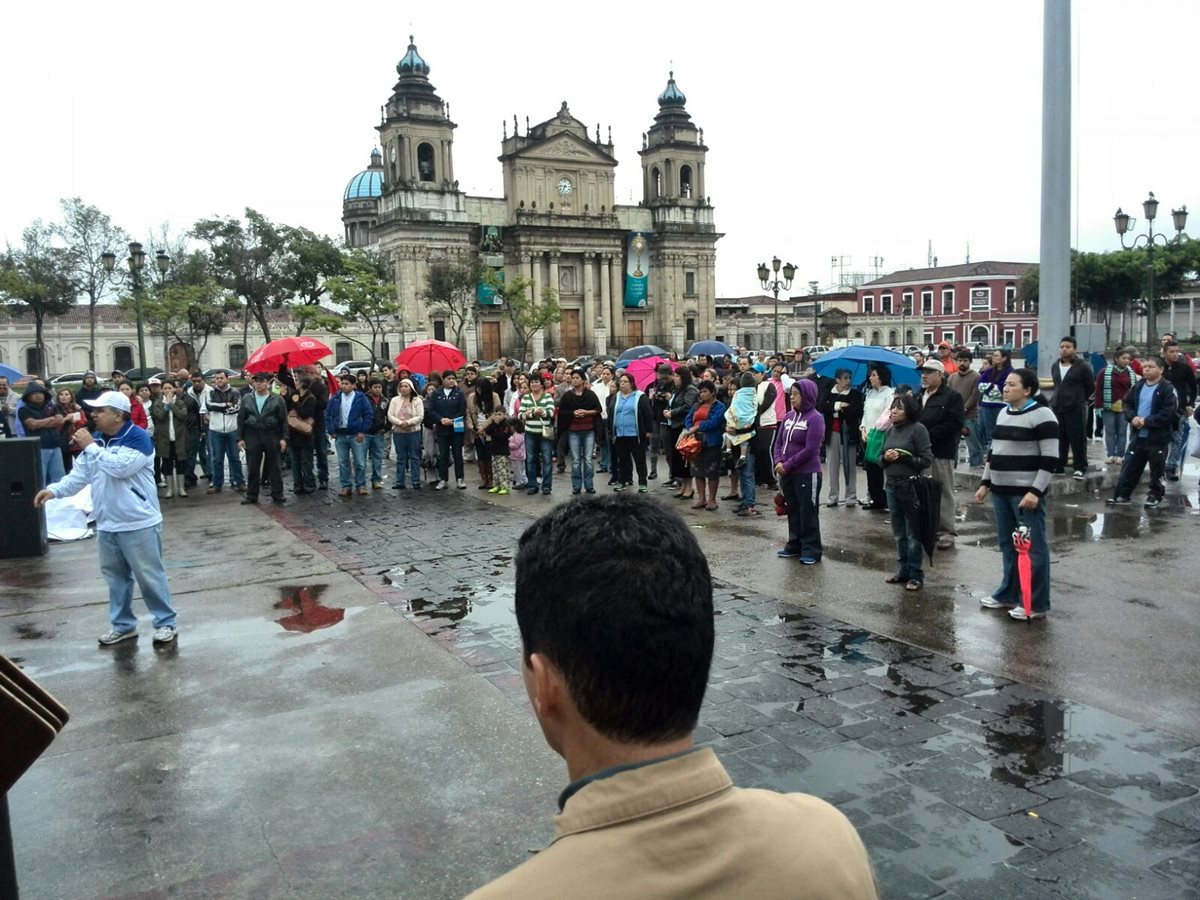 Guatemaltecos participan en la jornada de oración en la Plaza de la Constitución (Foto Prensa Libre: Estuardo Paredes)