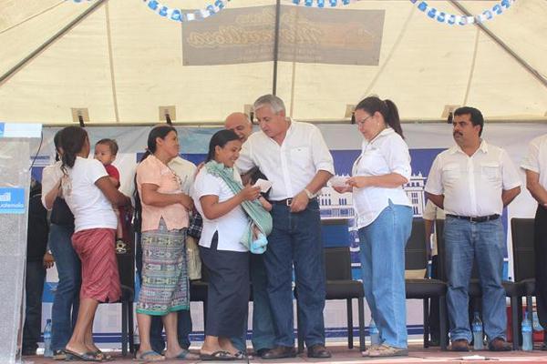 El presidente Otto Pérez Molina dio el banderazo de arranque de Mi Bono Seguro en Mazatenango. (FOTO PRENSA LIBRE: Danilo López)<br _mce_bogus="1"/>