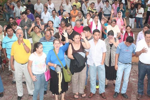 Integrantes de varias iglesias evangélicas de la ciudad de Chiquimula oraron y clamaron para que Dios le dé paz a este departamento que ha estado agobiado por la violencia. (Foto Prensa Libre: Edwin Paxtor)<br _mce_bogus="1"/>