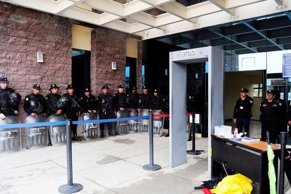 Agentes de la PNC resguardan la sede de tribunales, en la cabecera de Huehuetenango. (Foto Prensa Libre:)