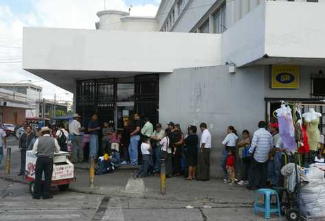 Clientes de banco hacen fila para ser atendidos. (Foto Prensa Libre: Hemeroteca PL)