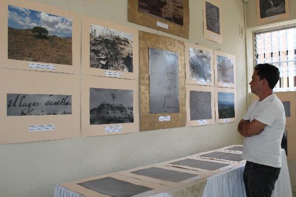 Vecino de  Asunción Mita observa fotografías en el  nuevo museo.