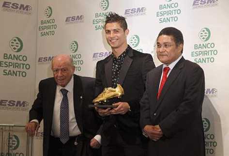 Cristiano Ronaldo, posa acompañado de los legendarios futbolistas Alfredo Di Stefano -izquierda- y Eusébio da Silva Ferreira, tras recibir la Bota de Oro, como el máximo goleador de Europa de la temporada 2010/2011. (Foto Prensa Libre: EFE)