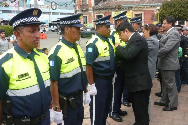 Agentes de la PMT reciben sus insignias.