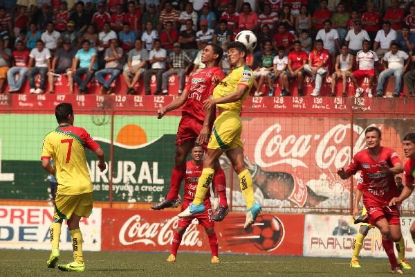 El juego estuvo intenso de principio a fin. (Foto Prensa Libre: Aroldo Marroquín)