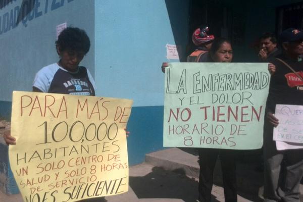 Los vecinos exigen medicinas y que los médicos atiendan las 24 horas. (Foto Prensa Libre:  É. Ávila)