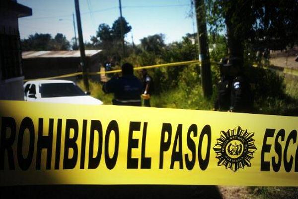 Un taxista murió baleado este jueves en la colonia Ebenezer, zona 10 de Mixco. (Foto Prensa Libre: A. Sas) <br _mce_bogus="1"/>