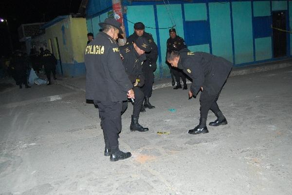 Policías recaban  evidencias, por balacera.