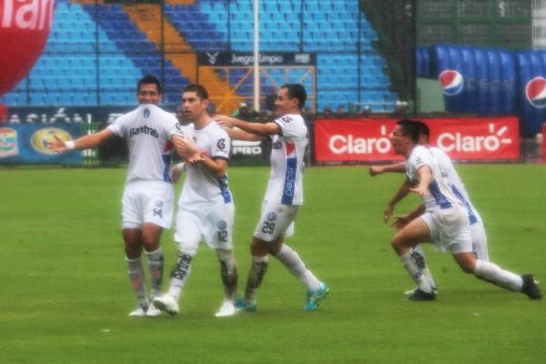 Rafael Morales festeja el gol albo. (Foto Prensa Libre: Norvin Mendoza)