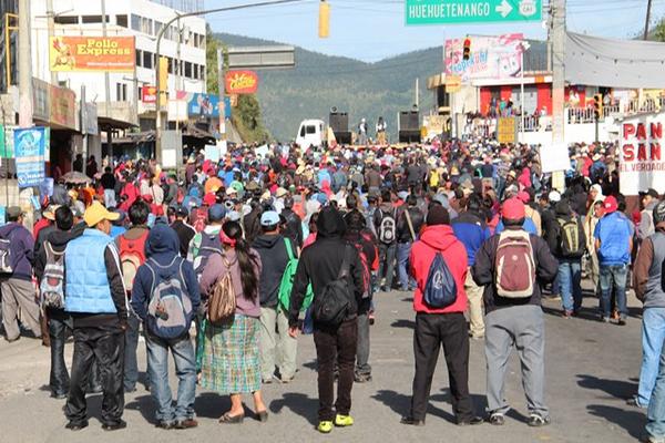 Los inconformes protestan por elevado costo de la electricidad, los trámites en el Renap. (Foto Prensa Libre: Edgar Domionguez)