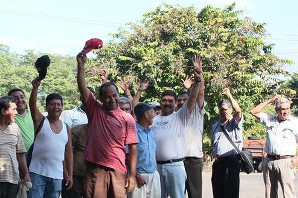 Un grupo de trabajadores protesta en la Zona Vial de Caminos, en Escuintla, para pedir el pago de retroactivo de aumento salarial. (Foto Prensa Libre: Melvin Sandoval) <br _mce_bogus="1"/>