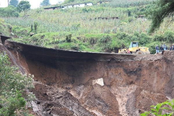 Tierra se desliza y deja solo capa asfáltica.