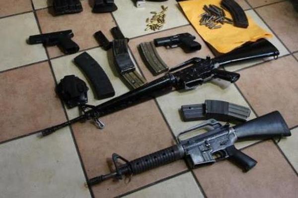 Un arsenal se le incautó a tres sujetos que viajaban en un vehículo en Puerto Iztapa, en Escuintla. (Foto Prensa Libre: PNC)