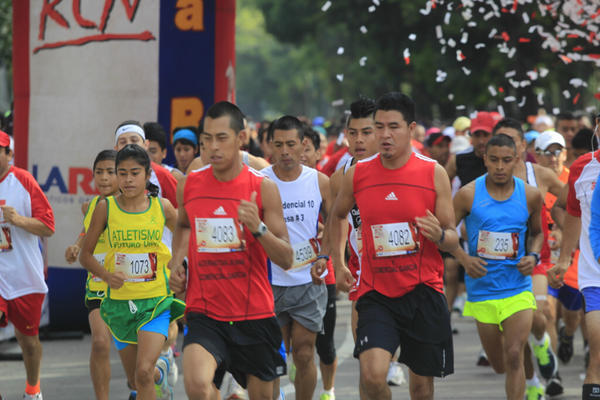 Más de cinco mil personas participan en competición (Foto Prensa Libre: EDWIN BERCIÁN). <br _mce_bogus="1"/>