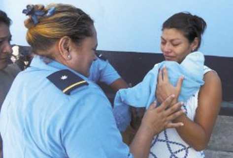 Una madre guatemalteca fue condenada y enviada a prisión en Nicaragua junto con su bebé de 13 días de nacido. (Foto Prensa Libre: La Prensa/Nicaragua)