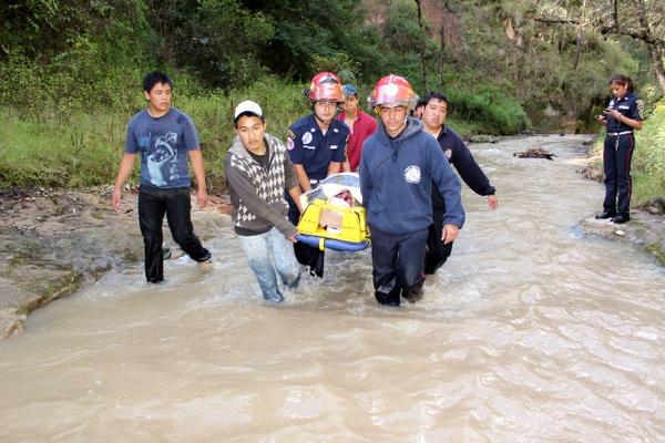 El rescate de la pareja cuyo vehículo cayó a un barranco, duró aproximadamente 45 minutos. (Foto Prensa Libre: Oscar Figueroa)