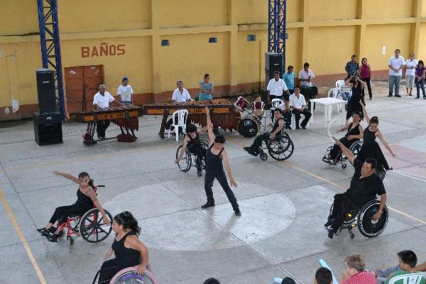 Dos  instructores dirigen  al elenco  durante  la presentación  de espectáculo  en Teculután.