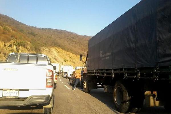 Cola de vehículos en el km 48 de la ruta al Atlántico, debido a derrumbe en km 50. (Foto Prensa Libre: Hugo Oliva)