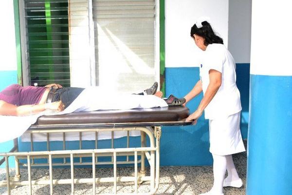 La maestra Marisela Ramos, quien fue herida bala, es ingresada a un hospital de Zacapa. (Foto Prensa Libre: Víctor Gómez) <br _mce_bogus="1"/>