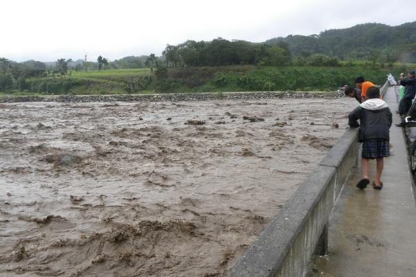 El puente Panán en suchitepéquez sufre los daños del río Nahualate por lo que solo se permite el paso peatonal (Foto Prensa Libre: Omar Méndez) <br _mce_bogus="1"/>