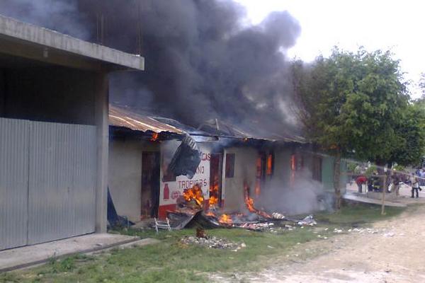 Bomberos y vecinos sofocan las llamas en un negocio de gas y una  vivienda, en el barrio El Centro de Sayaxché, Petén. (Foto Prensa Libre:  Rigoberto Escobar)