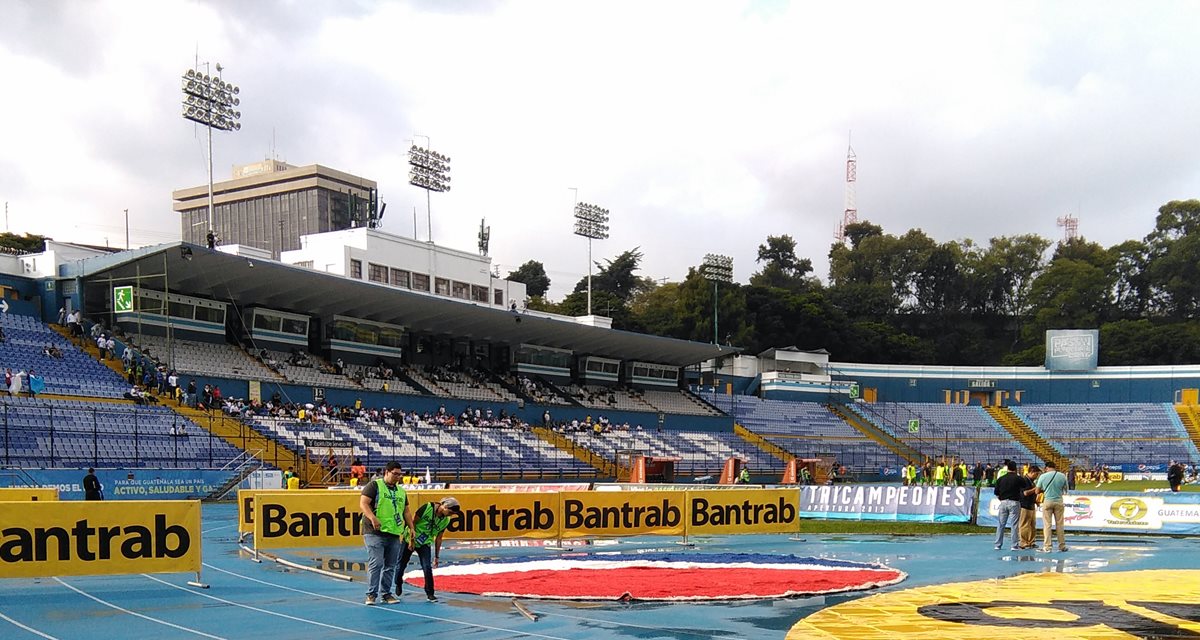 Al estadio Mateo Flores solamente llegaron 471 personas para asistir al juego entre cremas y Antigua GFC. (Foto Prensa Libre: Carlos Vicente).