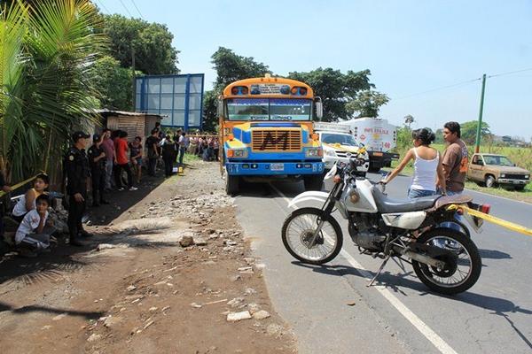 Colectivo en el que murió un menor cuando intentó asaltar a los pasajeros en el km 55 ruta antigua entre Palín y la cabecera. (Foto Prensa Libre: Enrique Paredes) <br _mce_bogus="1"/>