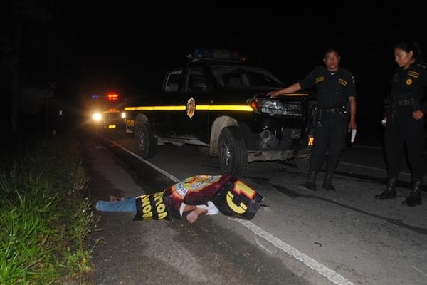 El cadáver del hombre sin identificar quedó tendido a la orilla de la carretera, en Poptún. (Foto Prensa Libre: Rigoberto Escobar) <br _mce_bogus="1"/>