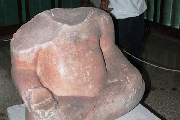 La estatua se exhibe en el Museo de Lítica del parque Tikal. (Foto Prensa Libre: Rigoberto Escobar)