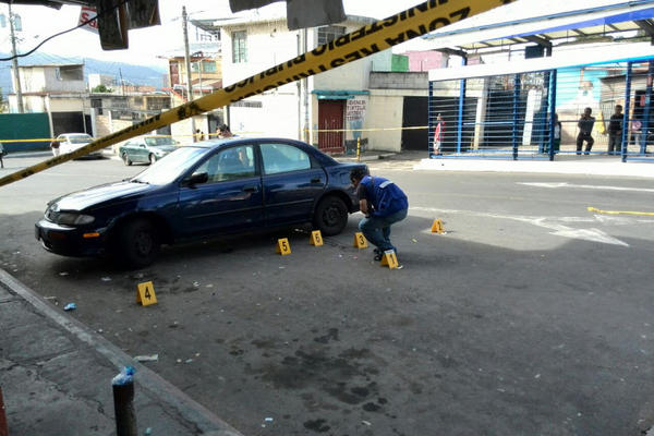 Taxista Eduardo Rodas de 37años fue  atacado en 12 calle y 17avenida, colonia Venezuela zona 21. (Foto Prensa Libre: Erick Ávila)