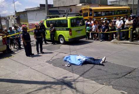 Un supuesto delincuente se disparó en la cabeza al tratar de esconder en su gorra un arma que había robado minutos antes. (Foto Prensa Libre: Julio Lara)