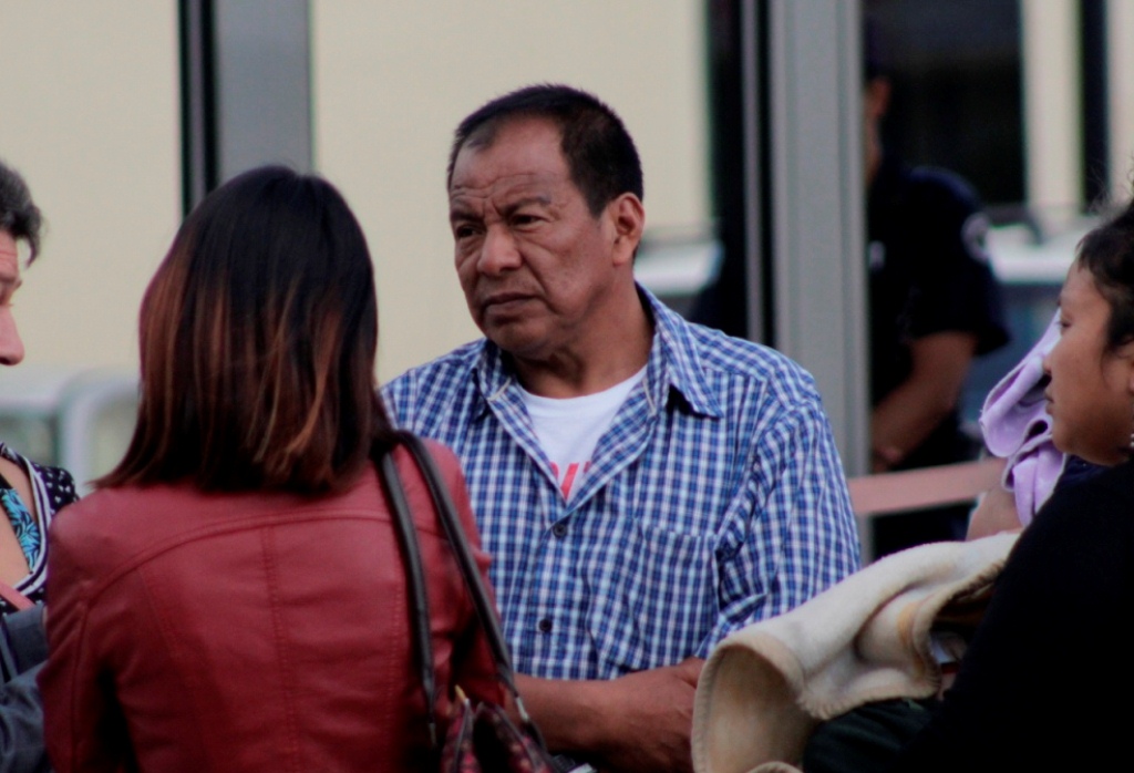 José García, señalado de haber violado a una mujer, platica con familiares al salir del Centro Regional de Justicia, en Xela. (Foto Prensa Libre: María José Longo).