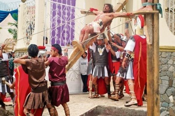 Instante en que Jesucristo es clavado y levantado para exhibirlo ante la población judía y autoridades romanas.