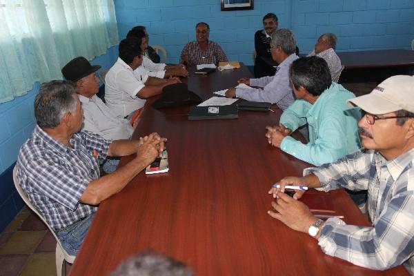 Integrantes del  comité que busca  se construya un hospital del IGSS,  en Jutiapa.