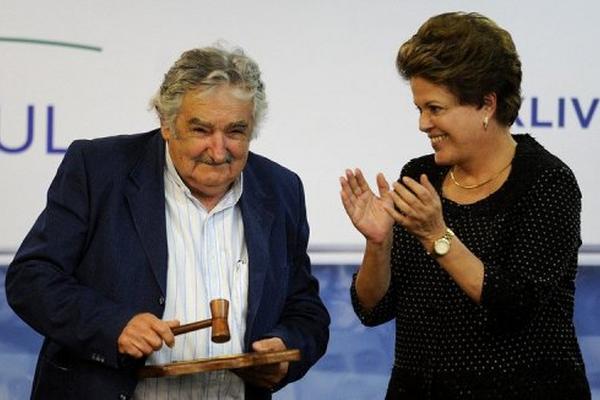 El presidente uruguayo José Mujica (i) y la presidenta de Brasil, Dilma Rousseff en Brasilia el 7 de diciembre pasado. (Foto Prensa Libre: AFP)