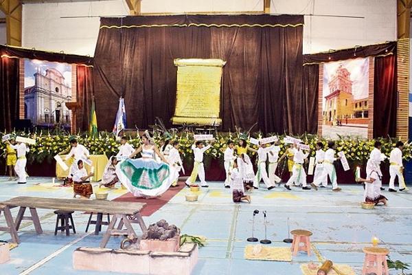 Estudiantes de la Escuela Tipo Federación de Sololá se lucen en evento. cultural, el pasado fin de semana. (Foto Prensa Libre: Ángel Julajuj)