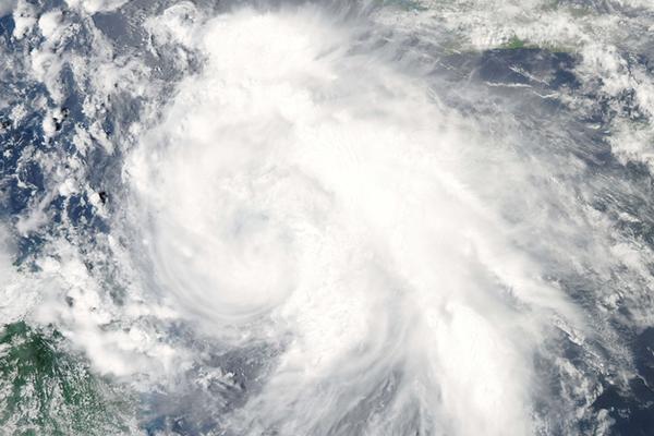 Imagen satelital del ojo del huracán Ernesto el cual avanza hacia la Península de Yucatán. (Foto Prensa Libre: AFP)