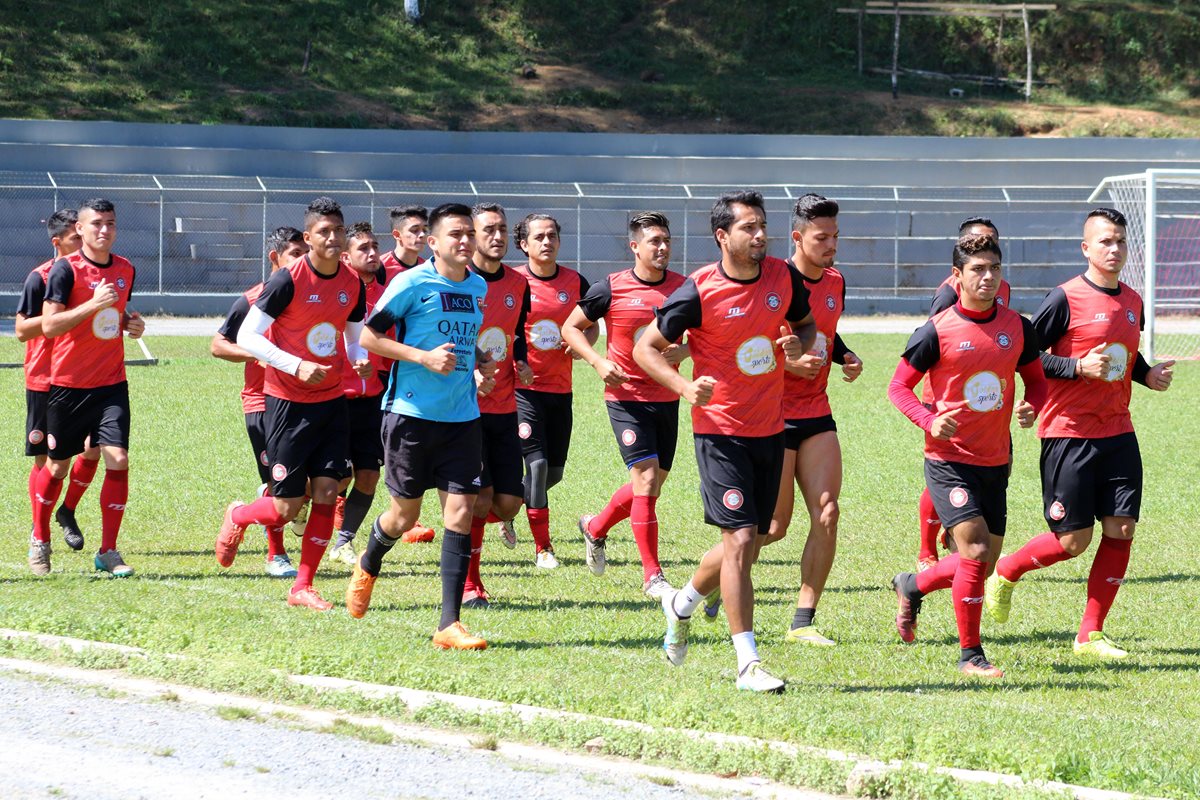 Los jugadores de Carchá durante la práctica en el estadio Juan Ramón Ponce Guay en San Pedro Carchá, Alta Verapáz. (Foto Prensa Libre: Eduardo Sam)