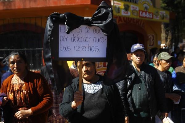 LOS VECINOS de Totonicapán muestran su repudio por la muerte de seis pobladores, el jueves último.